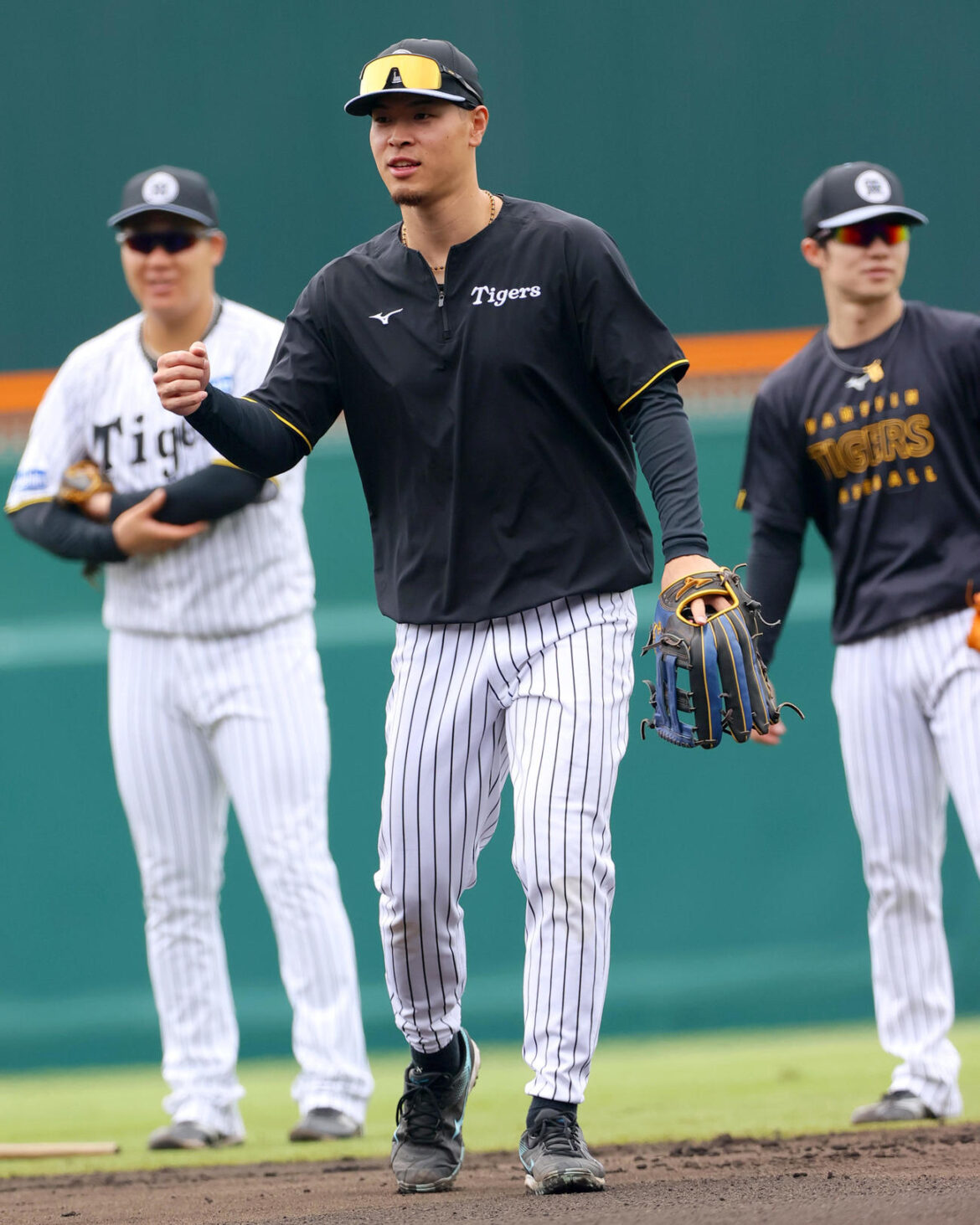 【阪神】佐藤輝明が新潟でのDeNA戦で地方球場初アーチ誓う「ホームランを見せれたら最高」 – プロ野球写真ニュース – nikkansports.com 全体練習で汗を流す阪神佐藤輝。左は大山、右は中野(撮影・上山淳一)