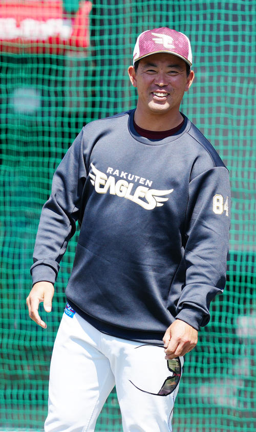 【楽天】雄平2軍打撃コーチが1軍に合流 石井GM「コーチには全選手のカルテを持ってほしい」 – nikkansports.com 楽天対ロッテ 試合前練習を見つめる楽天雄平2軍打撃コーチ(撮影・江口和貴)