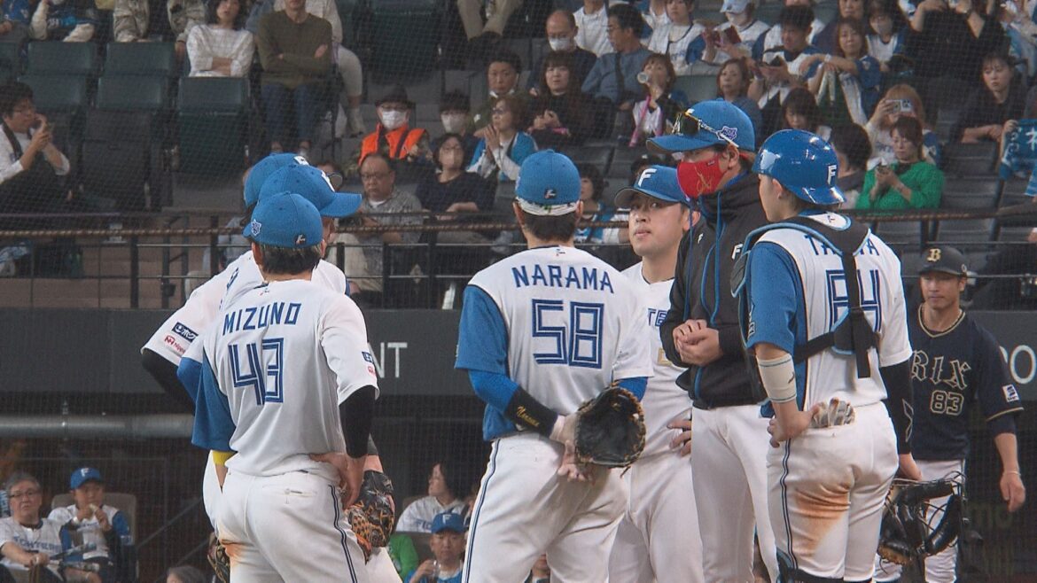 【ファイターズ】「先頭バッターのフォアボールがすべて」初回と8回に投手陣が四球から崩れ痛恨の逆転負け…2位オリックスとゲーム差1（北海道ニュースUHB） - Yahoo!ニュース - Yahoo!ニュース