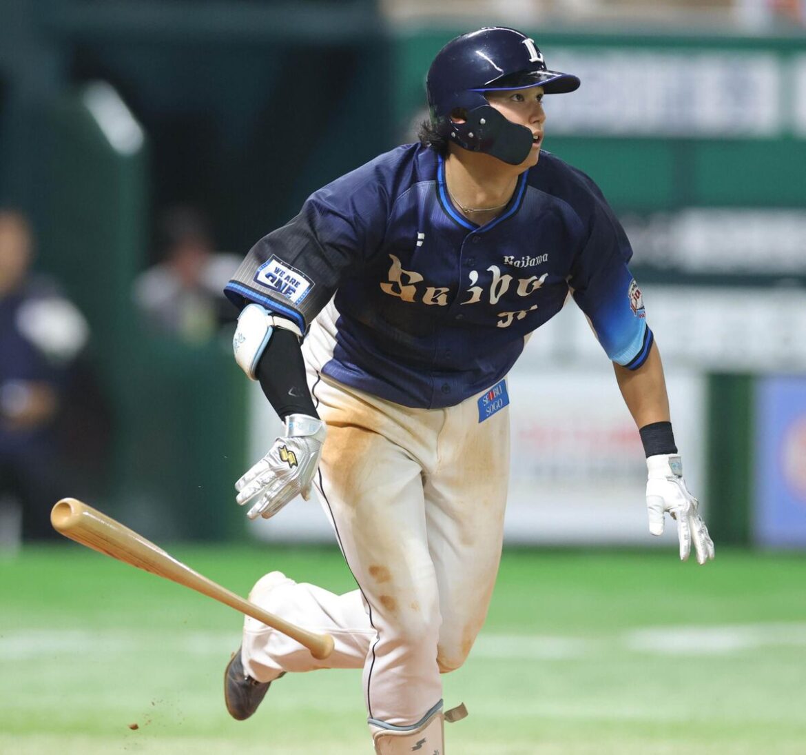 ８回２死、右線二塁打を放つ西川愛也（カメラ・岩田　大補）