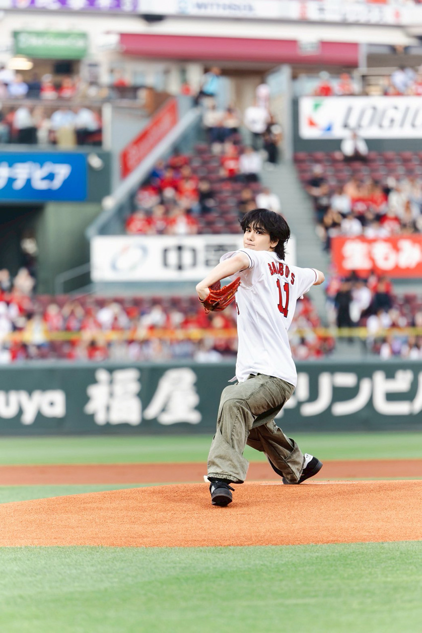 豆原一成 JO1“11”背負ってマツダ スタジアムで始球式！「メンバー全員で来た気持ちで」1