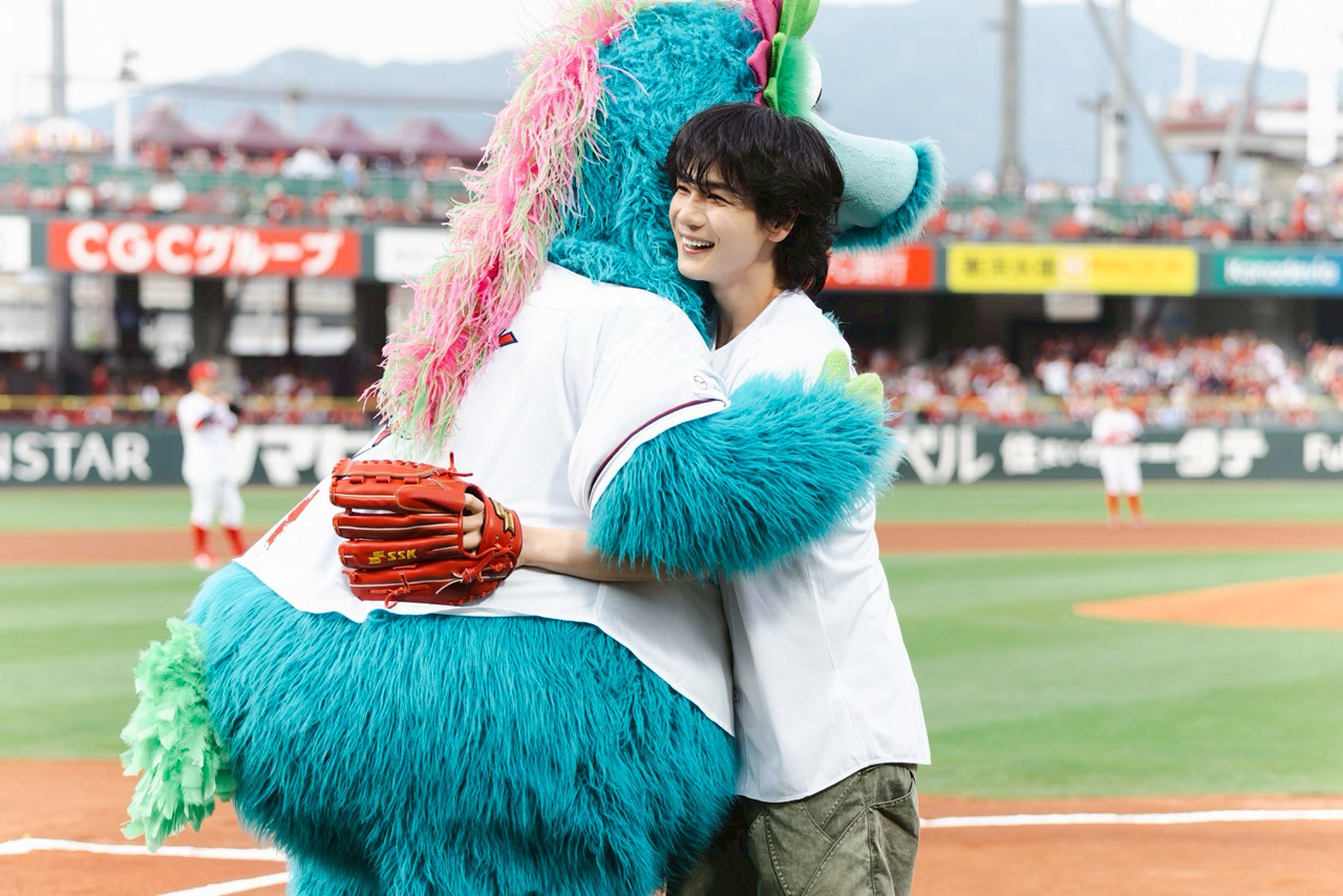 豆原一成 JO1“11”背負ってマツダ スタジアムで始球式！「メンバー全員で来た気持ちで」5