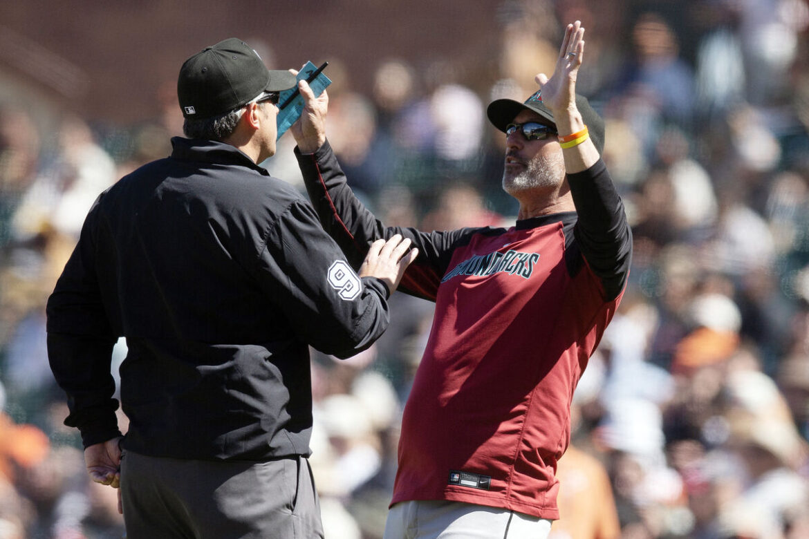 ダイヤモンドバックス監督が抗議して退場 審判団にまさかの“退場返し”で球場から大歓声 – スポーツ報知 抗議するロブロ監督(右、ロイター)