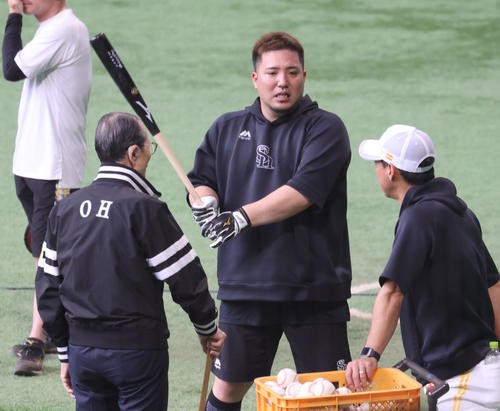【ソフトバンク】山川穂高4番外れ「7番DH」小久保監督がついに決断 中村晃が2年ぶり4番 – nikkansports.com ソフトバンク対西武 王球団会長のアドバイスを聞きながら打撃練習をする山川(撮影・梅根麻紀)