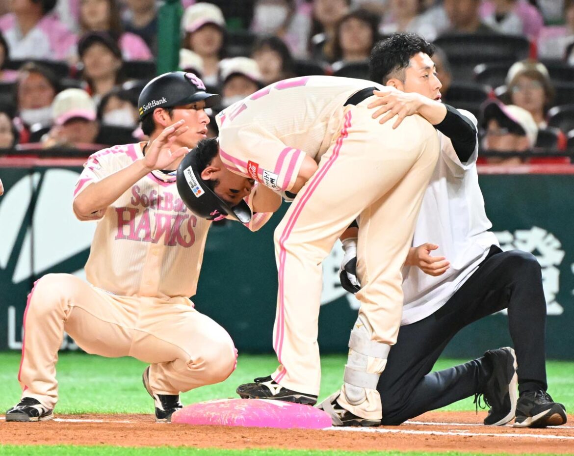 【ソフトバンク】送球が栗原陵矢の胸付近に直撃 打者アウトで勝ち越しに「守備妨害」がトレンド入り（東スポWEB） - Yahoo!ニュース - Yahoo!ニュース