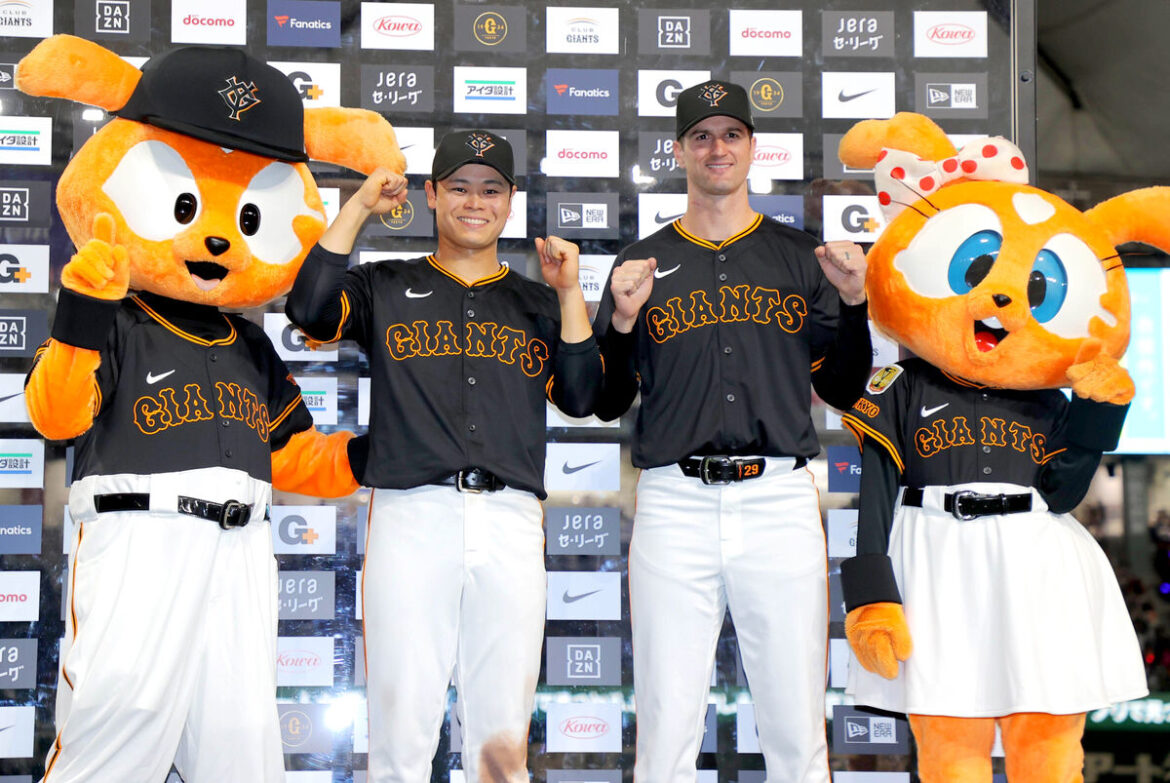 勝利に貢献し、お立ち台でポーズを決める中山礼都（左）とグリフィン（カメラ・相川　和寛）