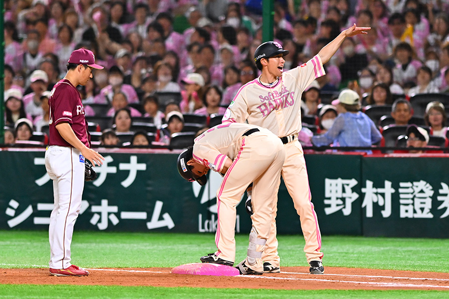 相手野手の送球が直撃し苦しむソフトバンク・栗原陵矢【写真：古川剛伊】