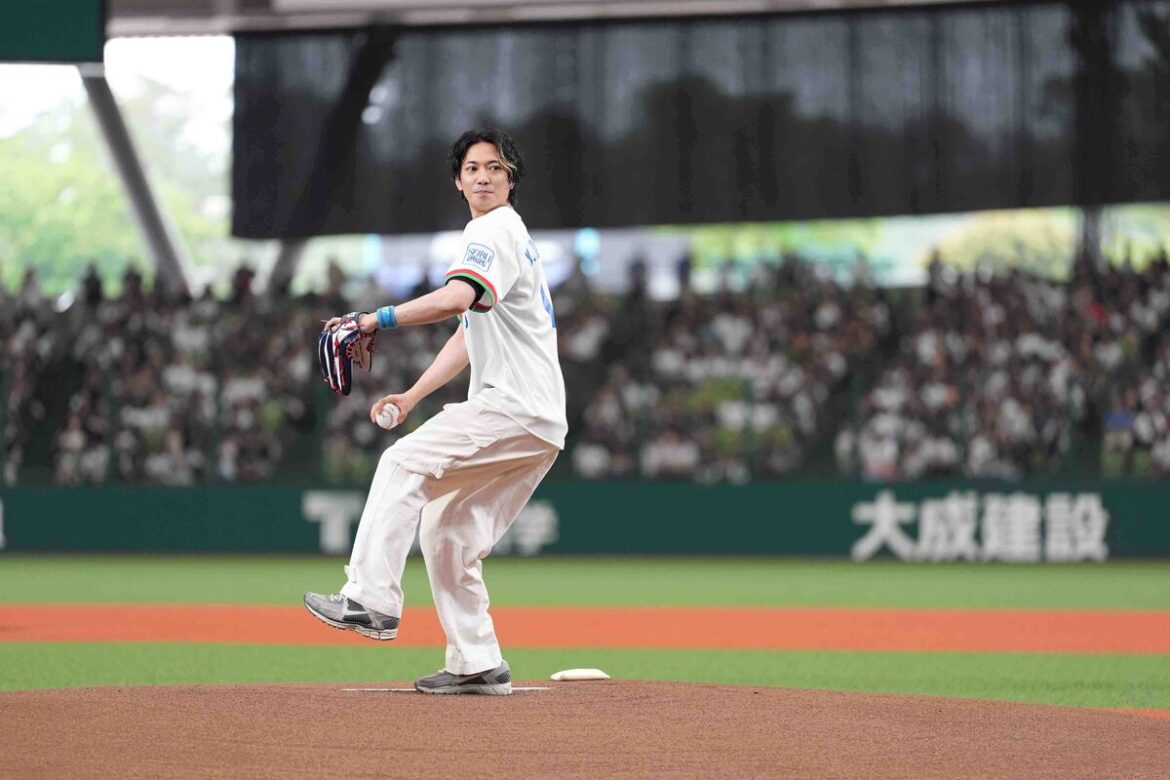【西武】「ふぉ～ゆ～」の辰巳雄大さんがセレモニアルピッチ 自己採点は「３９（サンキュー）点」（スポーツ報知） - Yahoo!ニュース - Yahoo!ニュース