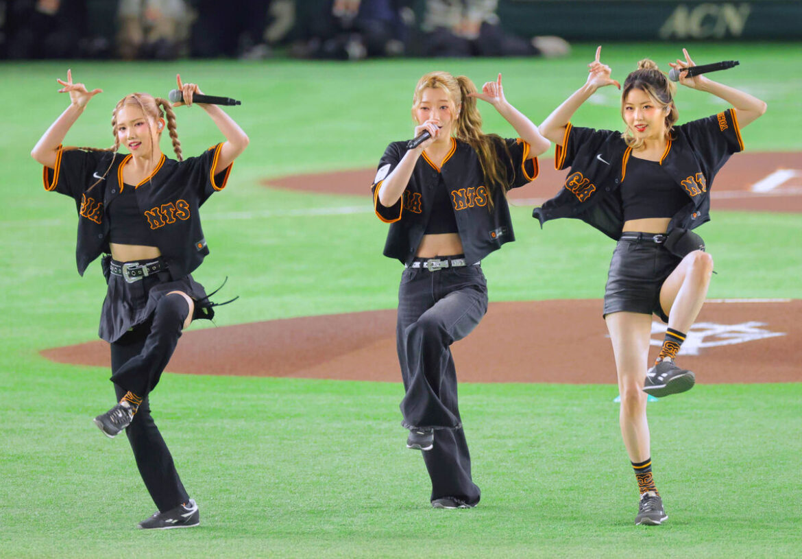 試合前、パフォーマンスを披露したＩＳ：ＳＵＥ