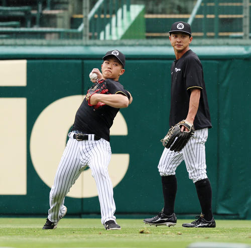 9日、外野でノックを受ける中川勇斗