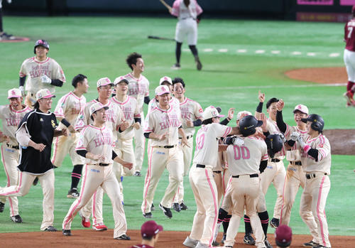 ソフトバンク対楽天　延長12回裏ソフトバンク1死満塁、牧原大成はサヨナラとなる右前適時打を放ちガッツポーズ、大喜びのナイン（撮影・梅根麻紀）