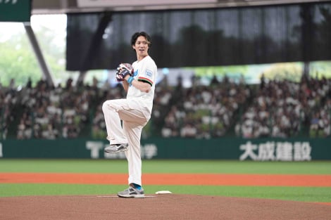 「西武ライオンズ対オリックス・バファローズ戦」試合前セレモニアルピッチに登板した辰巳雄大　（C）SEIBU Lions 