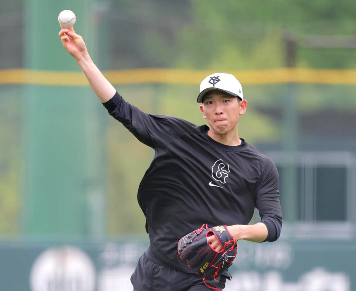 キャッチボールをする戸郷翔征（カメラ・今成　良輔）