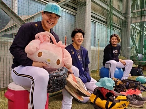 マイメロディの投手用バッグを持って笑顔を見せるオリックスバファローズの選手たち （C）2025 SANRIO CO., LTD. APPROVAL NO. CB250563 