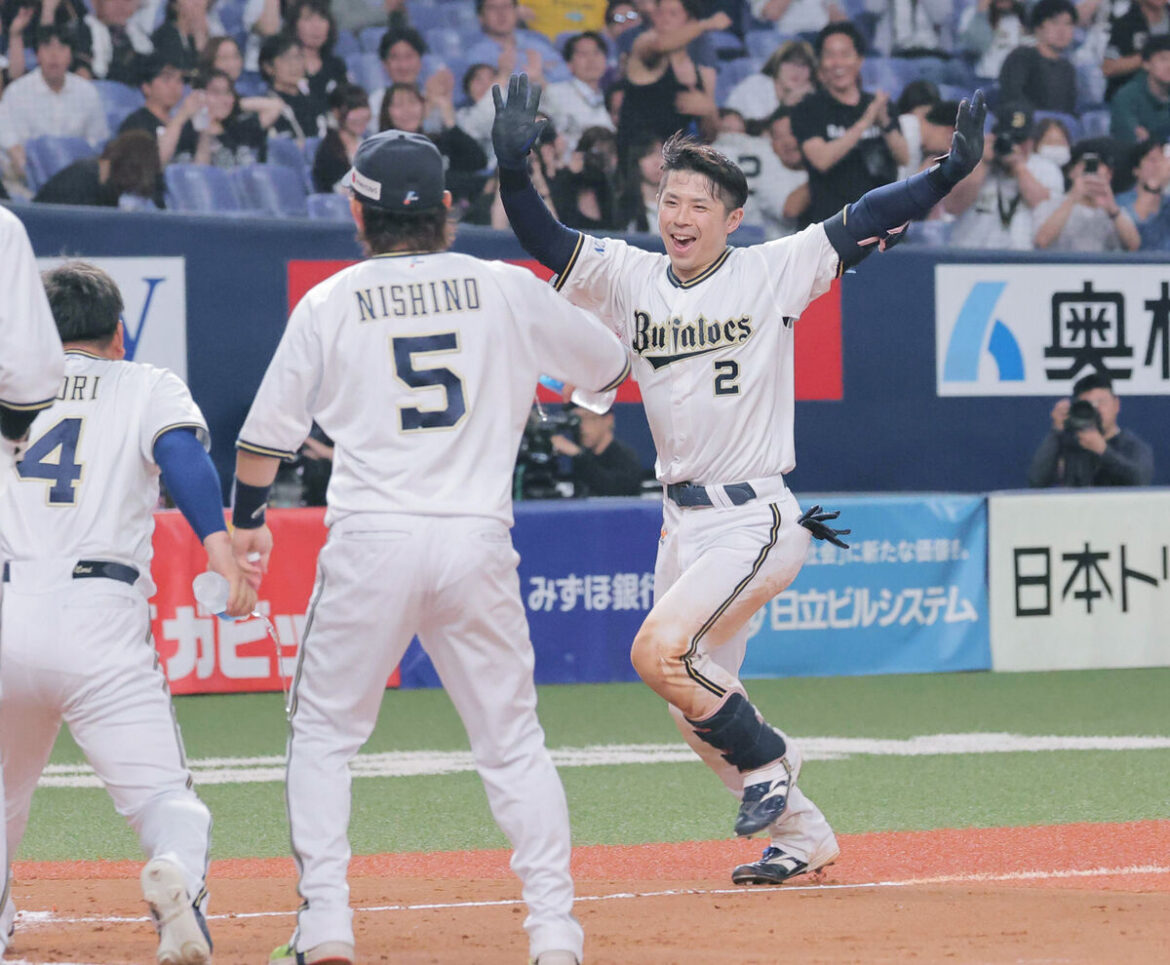 ９回無死、若月健矢（右）が左翼へサヨナラ本塁打を放ち大喜びで生還（カメラ・朝田　秀司）