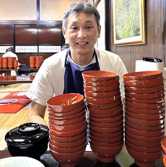 西武・西口文也監督 わんこそばも楽天もペロリ!「今日は4―0で勝つから40杯やな」1ー0で“30杯分”届かずも首位日ハムに0・5差|パ・リーグ.com|プロ野球 – パ・リーグ.com 験を担ぎわんこそばを40杯でストップした西口監督(球団提供)