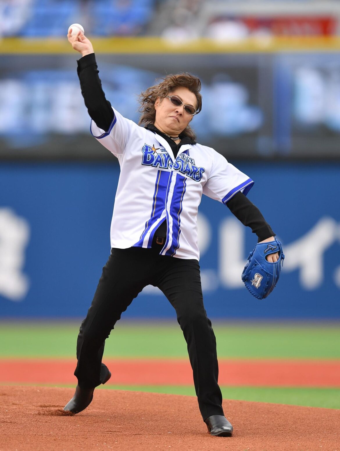 ＤｅＮＡ 石井竜也が始球式も大暴投でまた土下座 投球前にはミニライブ「君がいるだけで」を熱唱（デイリースポーツ） - Yahoo!ニュース - Yahoo!ニュース
