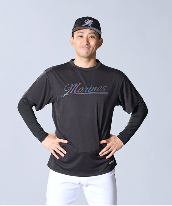 【ロッテ】7月12日の西武戦でTシャツ付きチケットを先着1万5000枚限定で販売 – パ・リーグ.com オリジナルTシャツを着用するロッテ・小島和哉(球団提供)