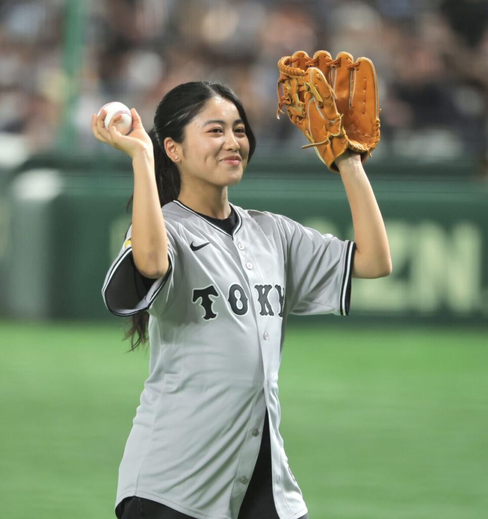 【巨人】東京五輪女子スケートボード銅の中山楓奈がファーストピッチ ノーバウンド投球に「100点満点」 – スポーツ報知 始球式を行う中山楓奈