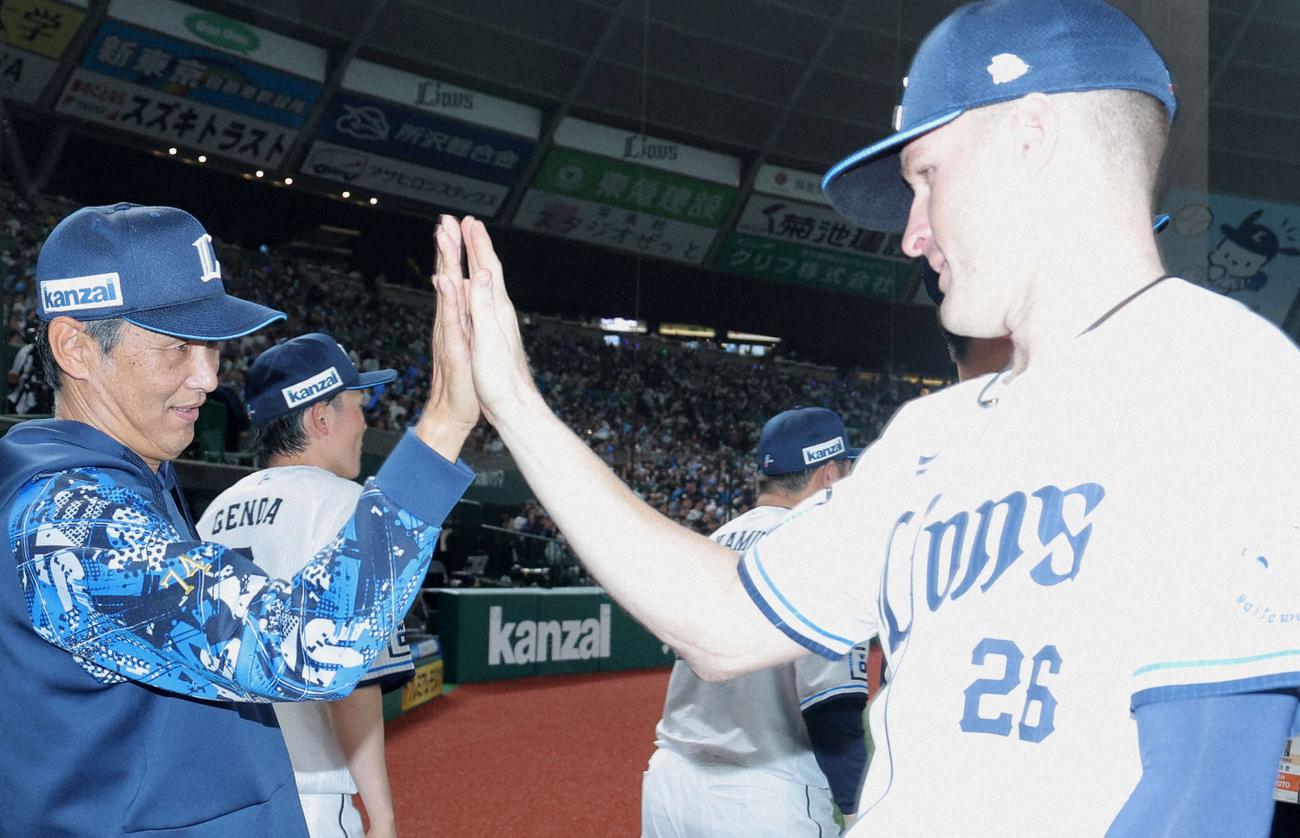 西口監督とタッチを交わす