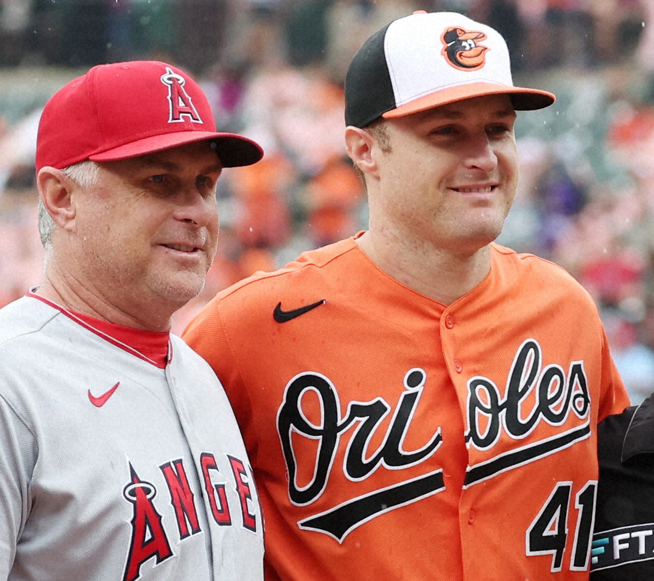 22年、メンバー表交換をするエンゼルスのフィル・ネビン監督代行（左）とオリオールズの息子タイラー