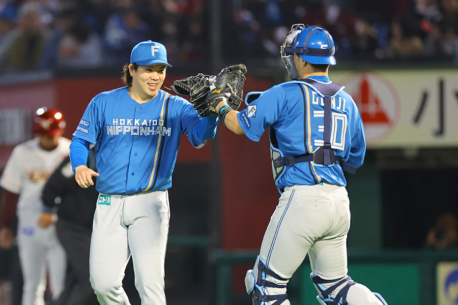 楽天戦に先発した日本ハム・金村尚真（左）【写真提供：産経新聞社】