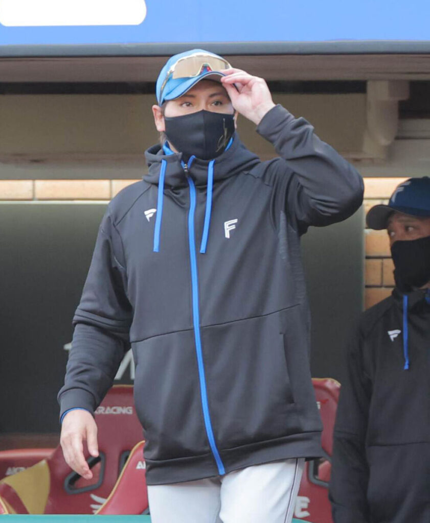 ９回、選手交代を告げる新庄剛志監督　（カメラ・上村　尚平）