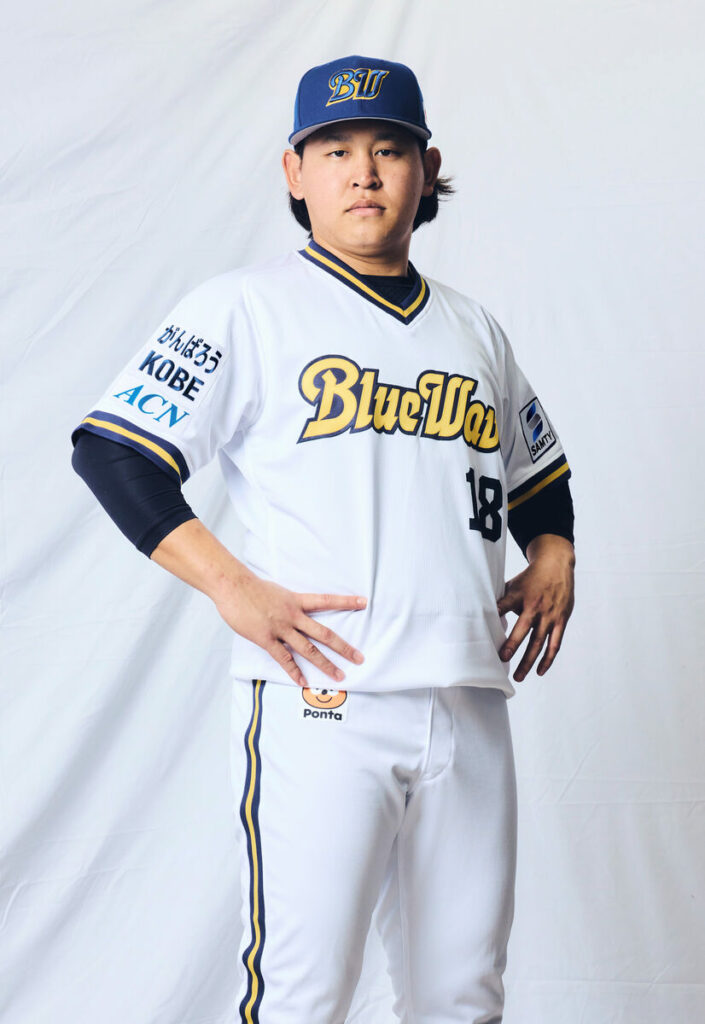 【オリックス】神戸シリーズ2025~がんばろうKOBE30th~で球団OBのメモリアルイベント開催 – スポーツ報知 ブルーウェーブ時代のユニホームを着るオリックス・宮城大弥(球団提供)