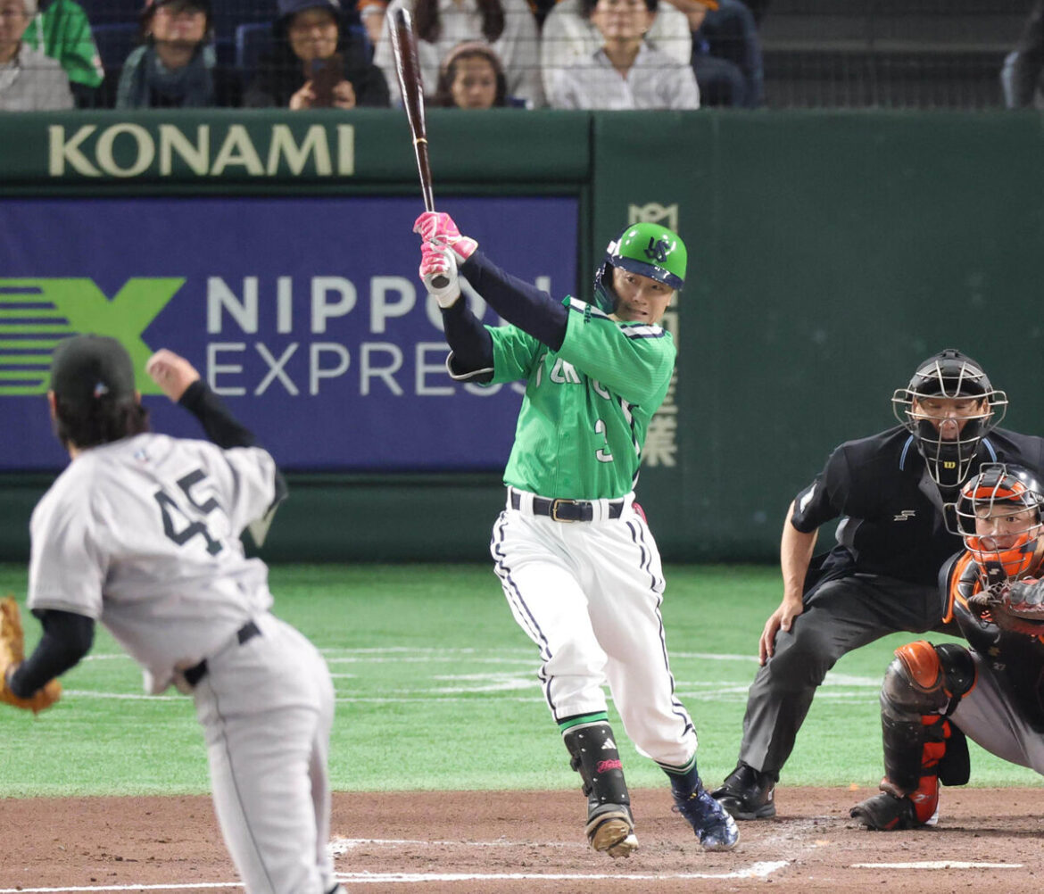 ７回１死三塁、右前適時打を放つ代打・西川遥輝（カメラ・宮崎　亮太）