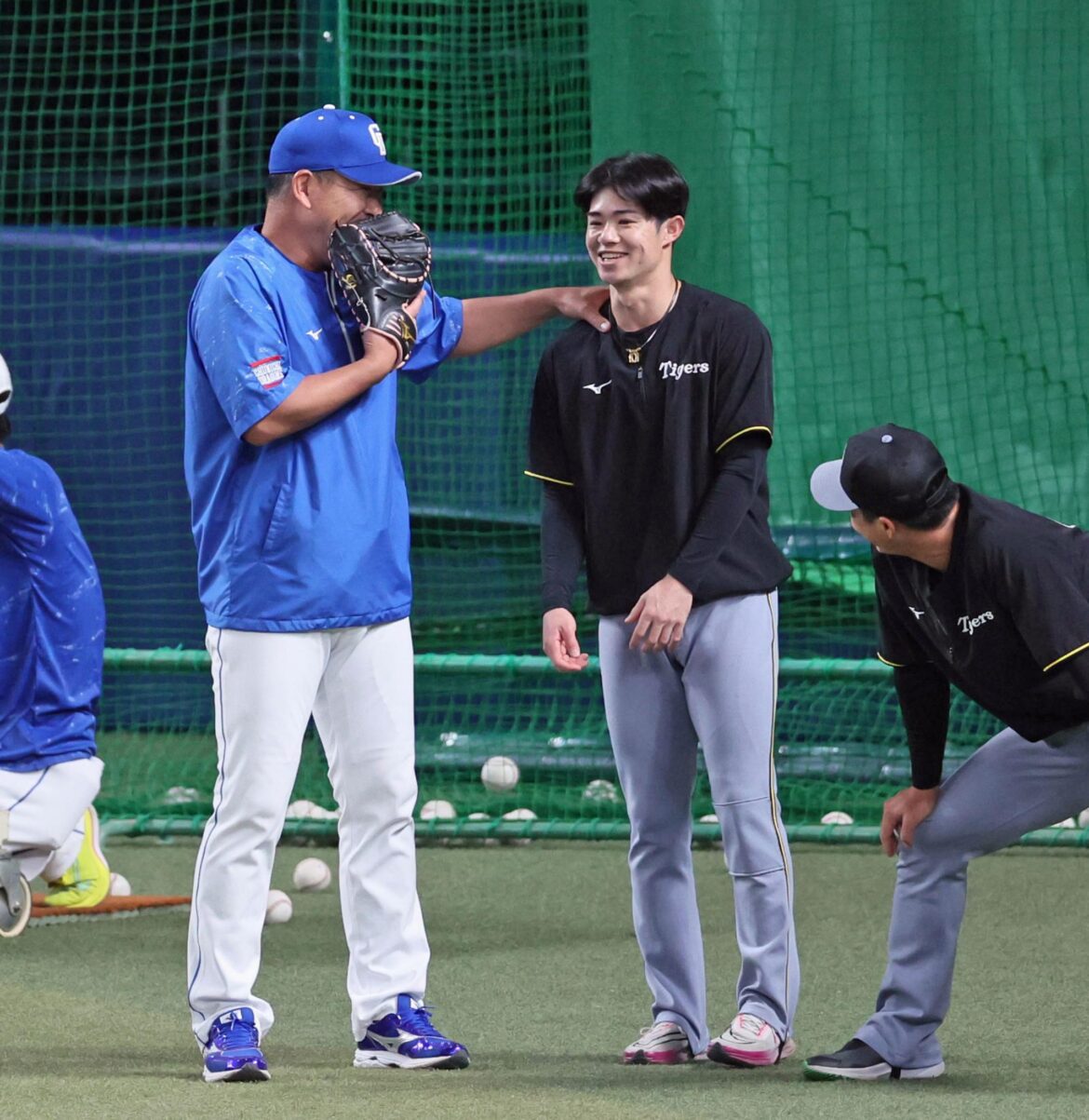 阪神 中野拓夢が中日・井上監督と談笑 かつての師弟関係 肩を揉まれ表情崩す ヒソヒソ話にツッコミも？（デイリースポーツ） - Yahoo!ニュース - Yahoo!ニュース