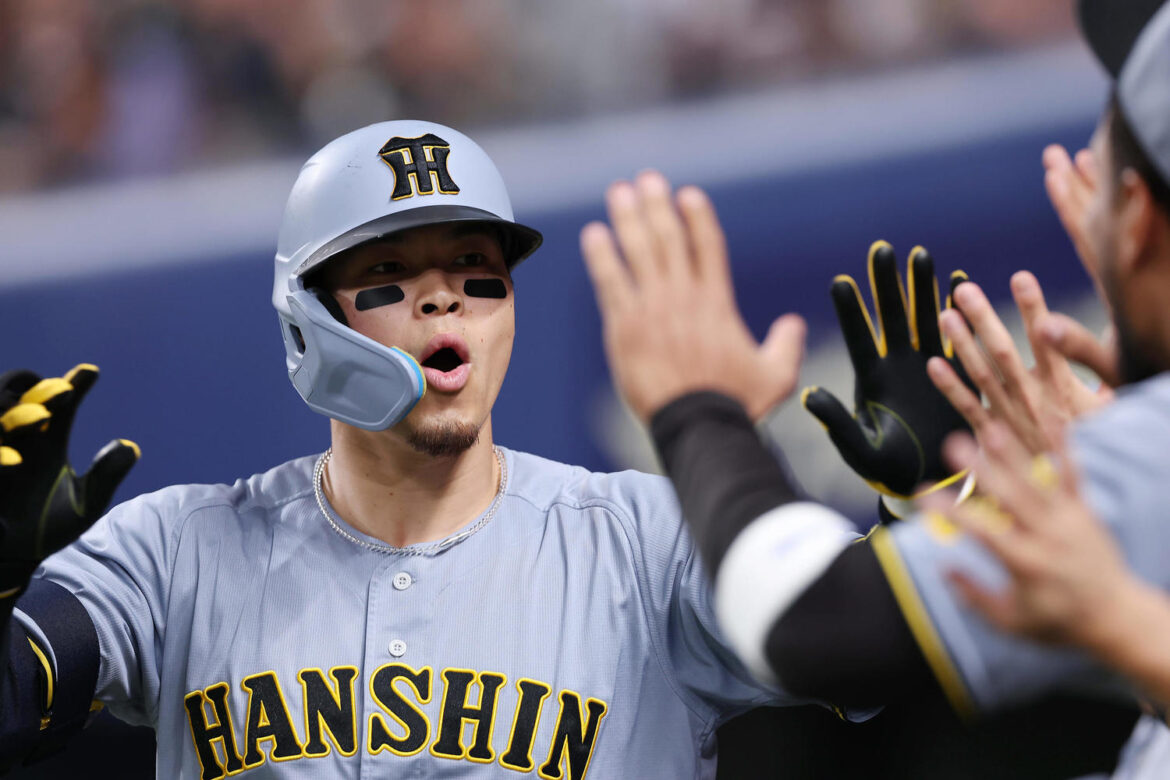 【阪神】佐藤輝明が左翼本格練習 新オプションあるか？（日刊スポーツ） - Yahoo!ニュース