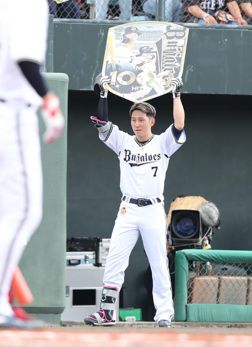 【オリックス】西川龍馬2号2ランで1000安打達成!「思い切って打ちにいったことがいい結果に」 – nikkansports.com ソフトバンク対オリックス 1回表オリックス無死一塁、西川は右越えに先制となる2点本塁打を放ち、通算1000安打となり記念のボードを手にする(撮影・梅根麻紀)