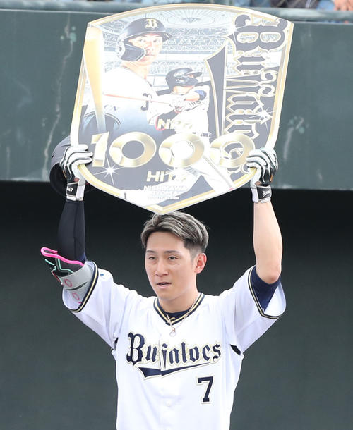 【オリックス】1000安打西川龍馬、恩師・敦賀気比の東監督が祝福「難しそうに見えて真面目」 – nikkansports.com ソフトバンク対オリックス 1回表オリックス無死一塁、西川は右越えに先制となる2点本塁打を放つ、通算1000本安打となり記念のボードを手にする(撮影・梅根麻紀)