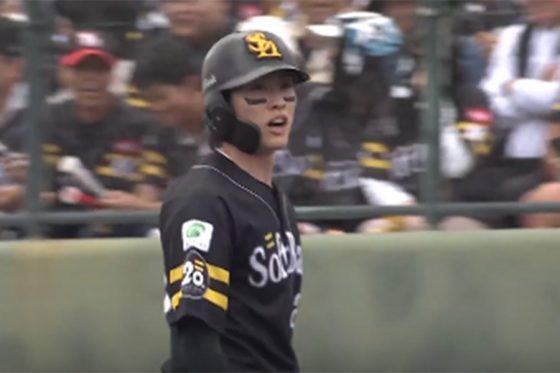 周東が声荒らげ判定に怒り リプレー映像に鷹ファン歓声も…判定覆らず、不満げにベンチへ | Full-Count 周東が声荒らげ判定に怒り リプレー映像に鷹ファン歓声も…判定覆らず、不満げにベンチへ | Full-Count