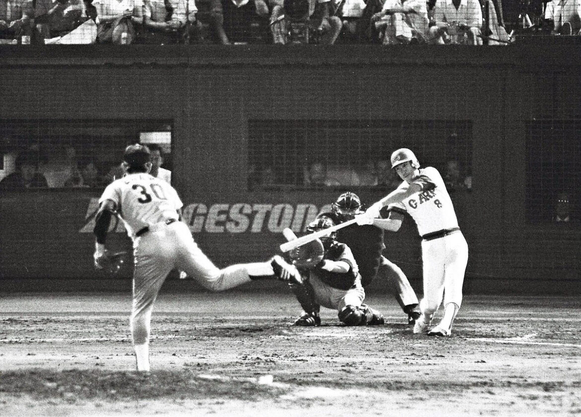 ８６年９月、江川から右越えソロを放つ山本