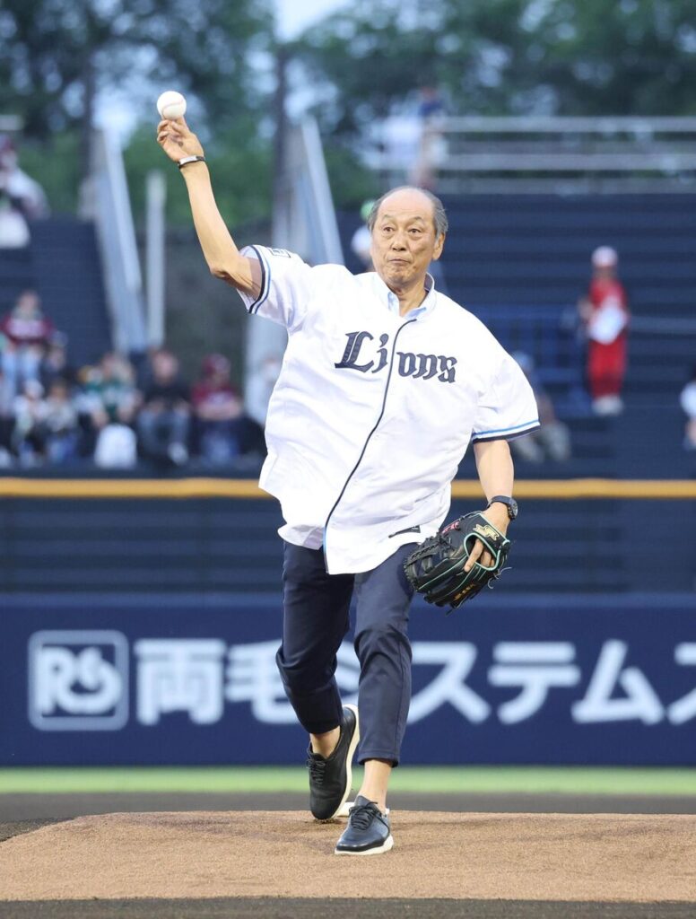 始球式を行った渡辺久信氏（カメラ・池内　雅彦）