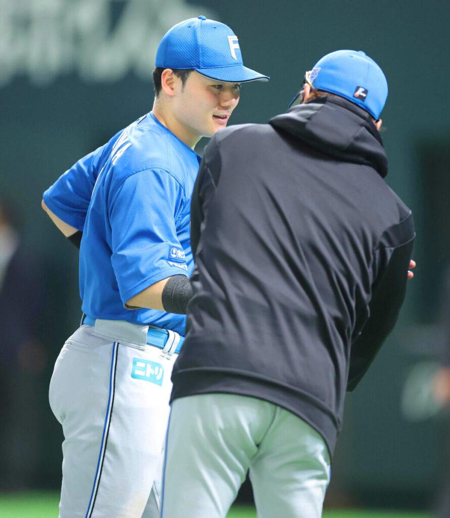 新庄監督（右）に出迎えられる清宮幸（カメラ・岩田　大補）