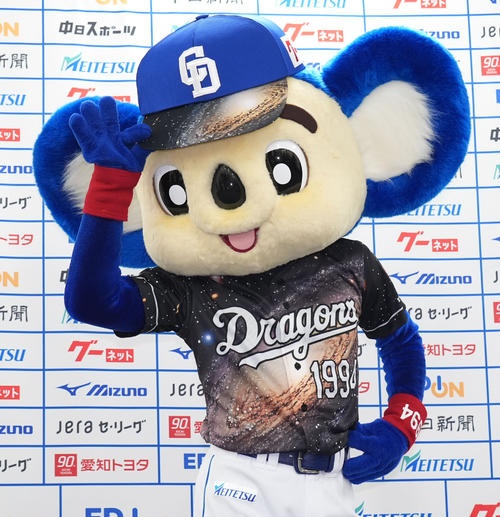 【中日】神宮にドアラ今季初参上! 画面上のつば九郎とコンビで試合前にフリップ芸を披露 – nikkansports.com ドアラ(2025年5月23日撮影)