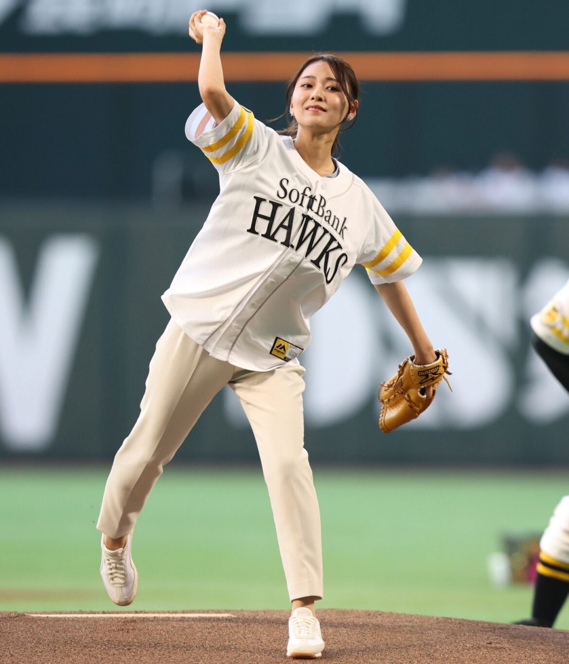 「福岡美人ですね！」“古巣”ソフトバンクの始球式に登場したフジ若手女子アナに反響続々！「元売り子って熱いな」「入社２年目でスゴくない？」（THE DIGEST） - Yahoo!ニュース - Yahoo!ニュース