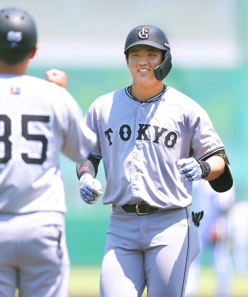 １回、先頭の石塚が中前安打を放ち笑顔を見せる（カメラ・宮崎　亮太）