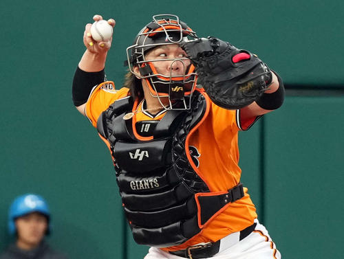 【球宴】巨人勢4部門トップ 捕手部門で甲斐、中継ぎ部門で大勢が独走中 中間発表セ得票数一覧 – nikkansports.com 巨人対広島 1回表広島1死一塁、ファビアンの空振り三振で一走菊池涼介が二盗狙うも刺す甲斐(2025年5月27日撮影)