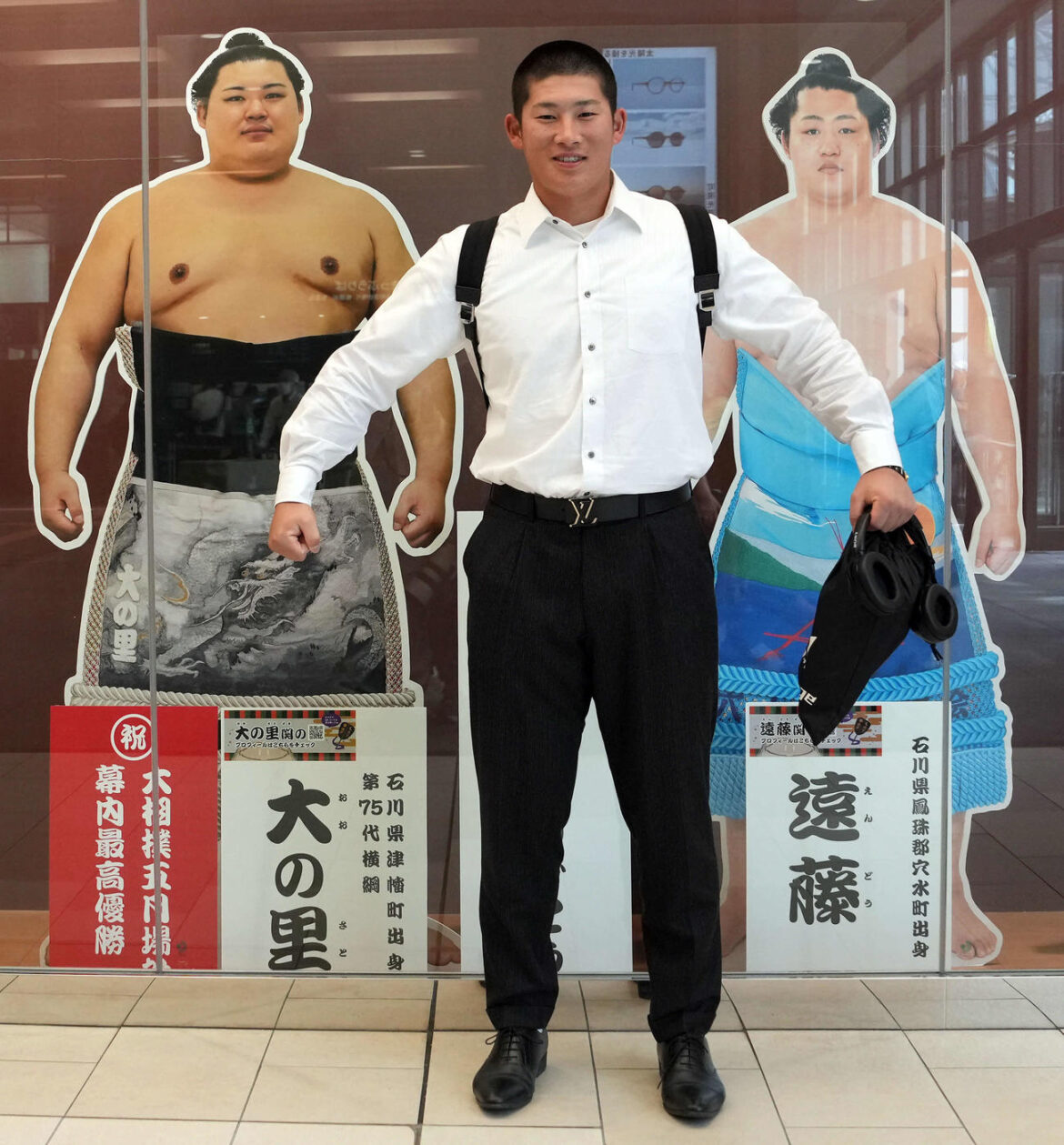 石川県出身の新横綱大の里と遠藤の等身大パネルの前で記念撮影に納まる巨人増田陸（撮影・たえ見朱実）