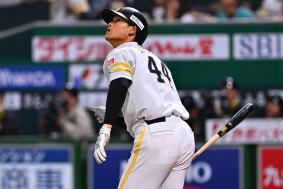 衝撃の高弾道…鷹22歳は「ギータのそれ」 2軍トップの”5″にファン騒然「1軍で見たい」 | Full-Count 衝撃の高弾道…鷹22歳は「ギータのそれ」 2軍トップの"5"にファン騒然「1軍で見たい」 | Full-Count