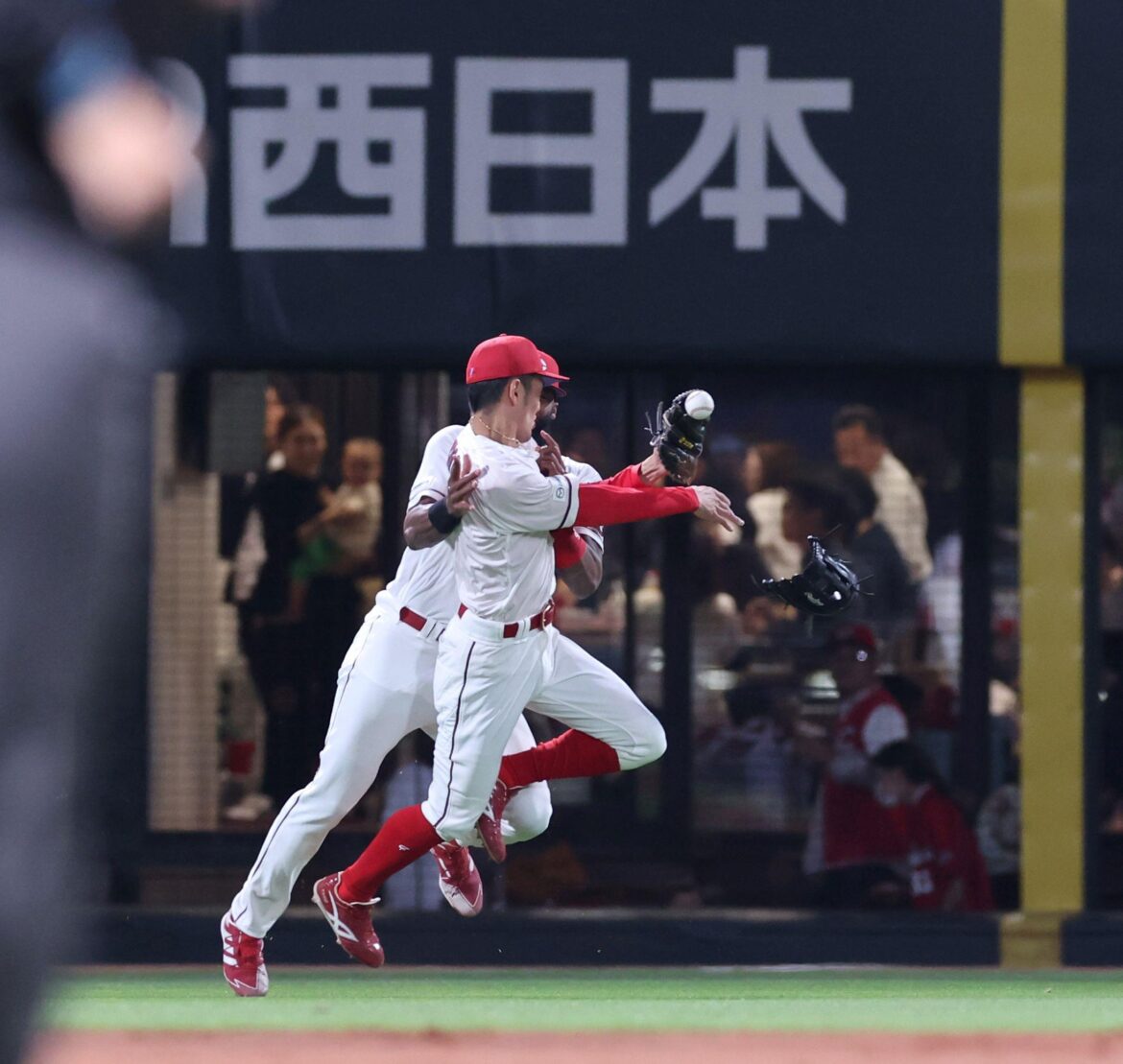 広島にアクシデント 遊撃・矢野と左翼・ファビアンが激突 担架が運び込まれる緊急事態 勝ち越し許す(デイリースポーツ) – Yahoo!ニュース – Yahoo!ニュース 広島にアクシデント 遊撃・矢野と左翼・ファビアンが激突 担架が運び込まれる緊急事態 勝ち越し許す(デイリースポーツ) - Yahoo!ニュース - Yahoo!ニュース