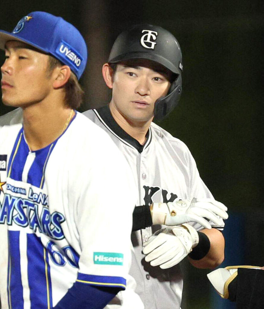 ５回１死一塁、左安打を放った萩尾匡也（カメラ・頓所　美代子）