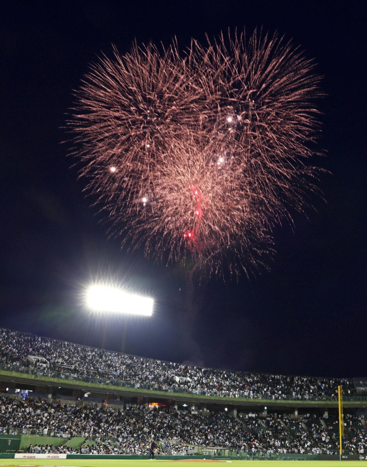 オリックス先発の宮城も花火を見上げる 五回終了時、神戸の夜空に300発弱 解説の星野氏「その前に点数が入ったからなおさらよかった」(デイリースポーツ) – Yahoo!ニュース – Yahoo!ニュース オリックス先発の宮城も花火を見上げる 五回終了時、神戸の夜空に300発弱 解説の星野氏「その前に点数が入ったからなおさらよかった」(デイリースポーツ) - Yahoo!ニュース - Yahoo!ニュース