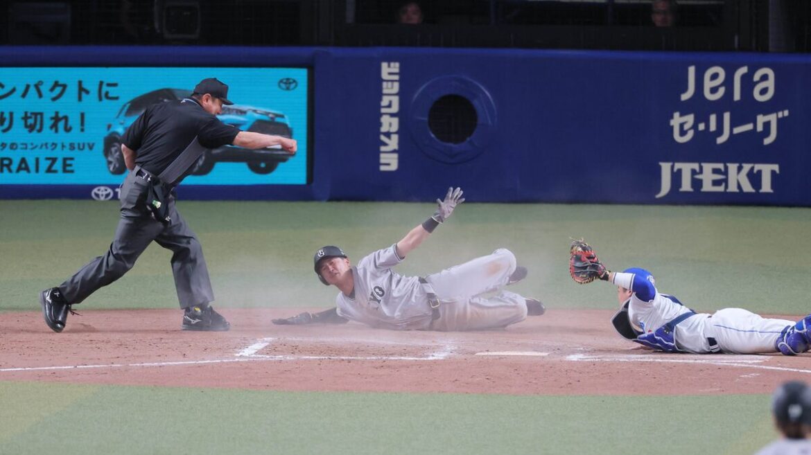 【巨人】勝ち越し打かと思いきや…泉口のホーム生還を巡ってリクエストも判定覆らず（スポーツ報知） - Yahoo!ニュース - Yahoo!ニュース