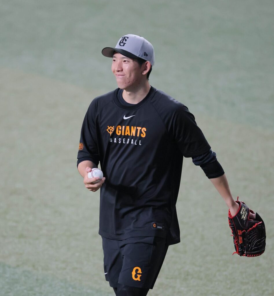 キャッチボールで笑顔を見せる戸郷翔征（カメラ・山崎　賢人）