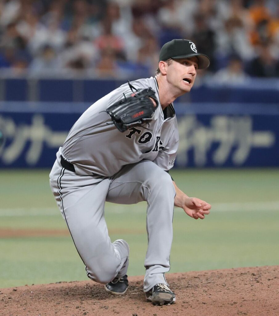 ７回１死一、二塁、山本泰寛のニゴロの打球にグラブを出すグリフィン（カメラ・豊田　秀一）