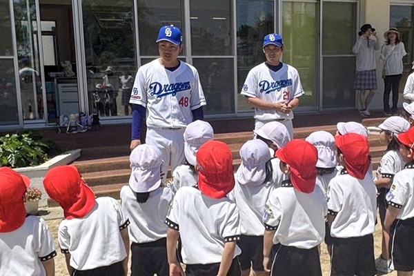 子供たちにはなしかける溝脇さんと丸山さん